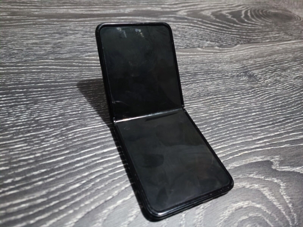 Smartphone Handy Samsung Galaxy Z Flip4 Octa Core 8 GB RAM 6,7″ defekt