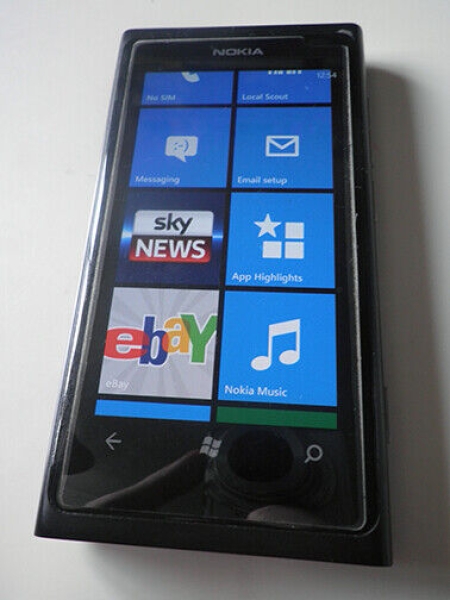 NOKIA LUMIA 800 HANDY + ZUBEHÖR (VERSCHLIESST AN T-HANDY, BRAUCHT AUFMERKSAMKEIT)