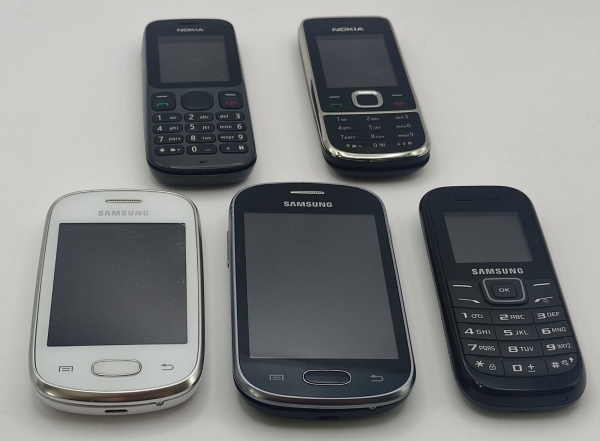 3 Samsung und 2 Nokia Handy / Smartphone [LB12]