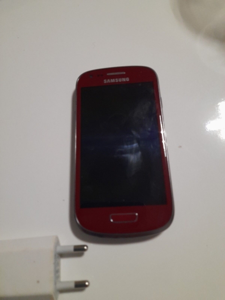 Samsung Galaxy S3 mini GT-I8200N Smartphone rot 8GB 4 Zoll Display Super AMOLED