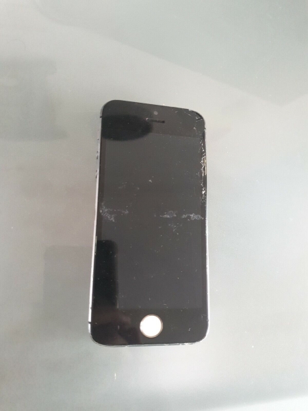 Apple iPhone 5s – ANSTÄNDIGER ZUSTAND – DEFEKT – NUR FÜR TEILE – ANGEBOT MACHEN!!