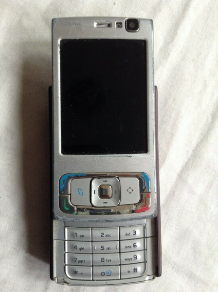 Unvollständiges Nokia N95-1 silberfarbenes und lila Slide Phone für Teile funktioniert nicht