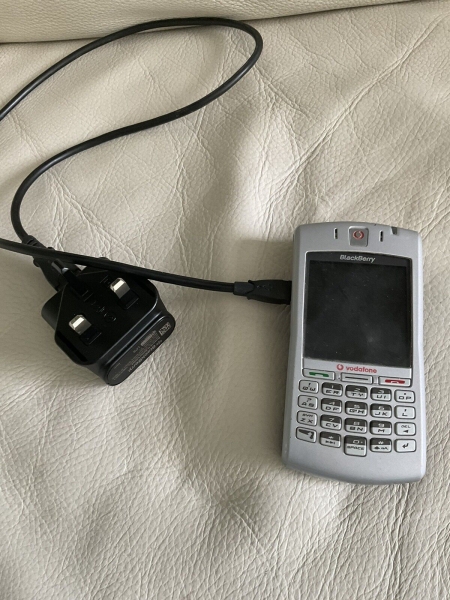 Blackberry 7100V (Vodafone) Retro Smartphone in sehr gutem Zustand mit Kabel