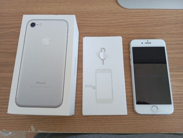 ** Werkseitig entsperrt ** Apple iPhone 7 – 32GB – silber ** Top Zustand **