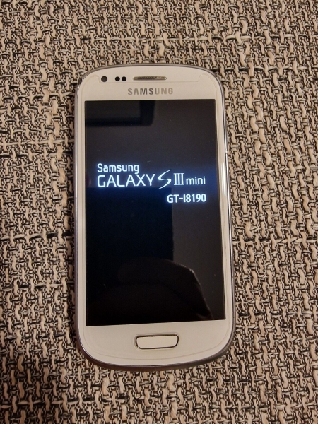 Samsung Galaxy S III mini GT-I8200N 8GB (Ohne Simlock) Smartphone – Ceramic…