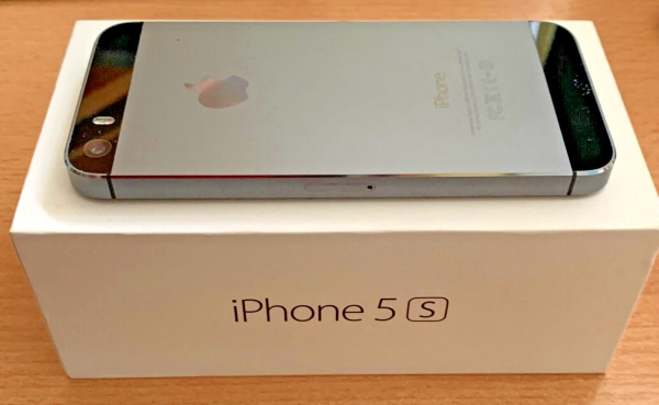 iPhone 5S – Spacegrau – 16GB – Entsperrt – Verpackt mit unbenutzten Kopfhörern