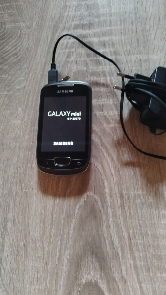 Samsung Galaxy S3 Mini Smartphone Schwarz  (Ohne Simlock) Ladekabel