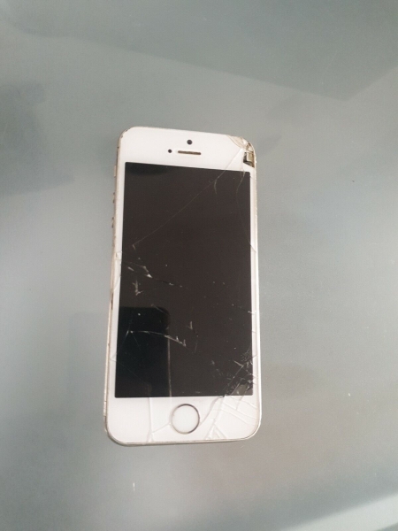 Apple iPhone 5s – DEFEKT – NUR FÜR ERSATZTEILE – ANGEBOT ABGEBEN!!