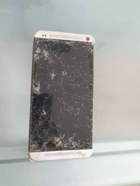 HTC One M7 – DEFEKT – NUR FÜR TEILE – ANGEBOTE