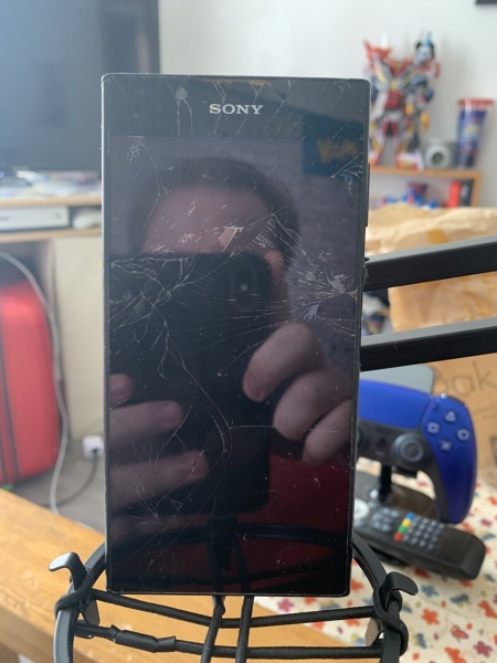 Gesprungenes Sony Xperia L1 (zieht Ladung aber ungetestet)