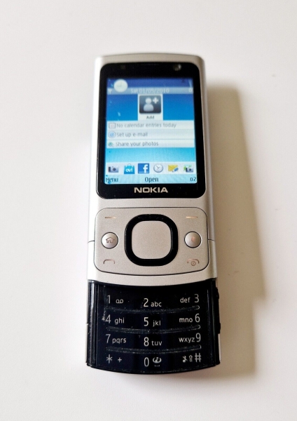 Nokia 6700s Slide Aluminium (O2) silber Retro Smartphone in sehr gutem Zustand