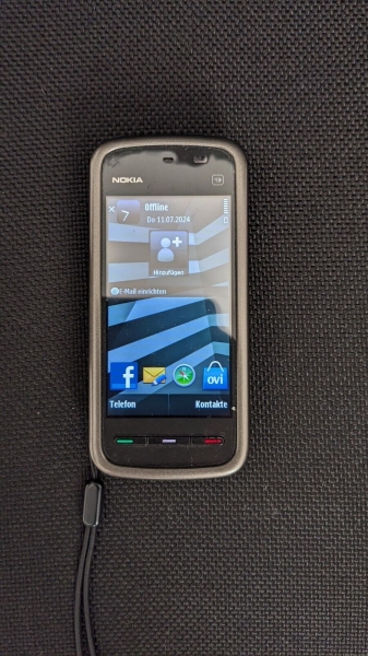 Nokia 5230 Retro-Smartphone in Navi-Ausführung mit Befestigung für das Auto