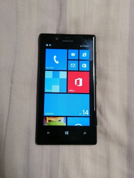 Nokia Lumia 720 Simfree Windows Smartphone – Schwarz mit Box + 2 Hüllen