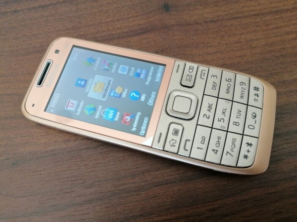 Nokia E52 in Gold  Sehr gut – Refurbished / Smartphone