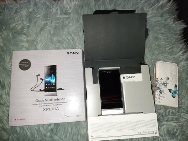 Sony Xperia P Smartphone(10,2 cm (4 Zoll)Touchscreen 8 Megapixel Kamera Android