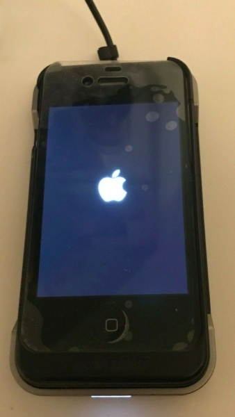 Apple iPhone 4 – 32GB – Schwarz & Powermat 