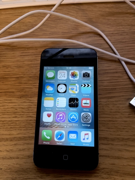 Apple iPhone 4s – 16GB – Schwarz (Gesperrt für die drei Netzwerke) WiFi funktioniert nicht.