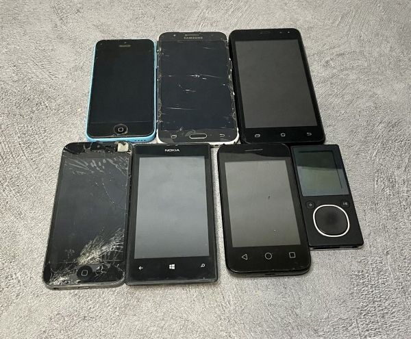 Smartphone Konvolut Ersatzteile Reparatur, iPhone, Nokia, Samsung, Alcatel + MP3 Player