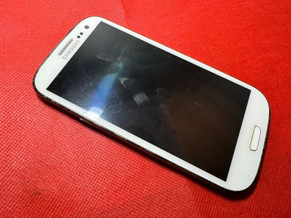 Samsung Galaxy S3 GT-I9300 – Smartphone DEFEKT