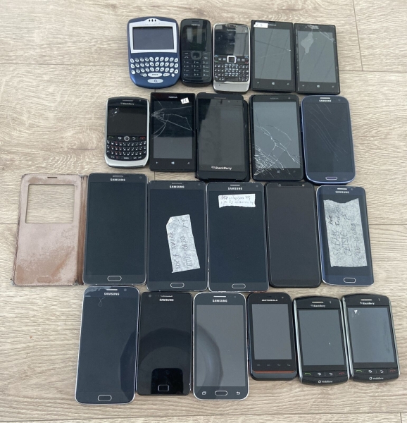 Restposten 21 Samsung Nokia Blackberry Smartphones *nur für Teile*