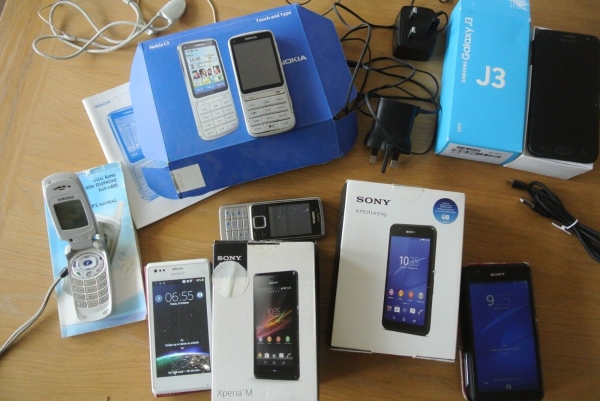 Restposten 8x Handy, Smartphones Samsung J3, Sony Xperia E4a + M Nokia C3 + 6300..