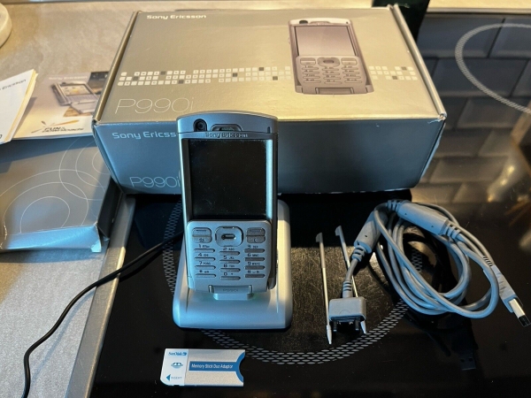 Sony Ericsson P990i – Premium Silver (Ohne Simlock) Smartphone