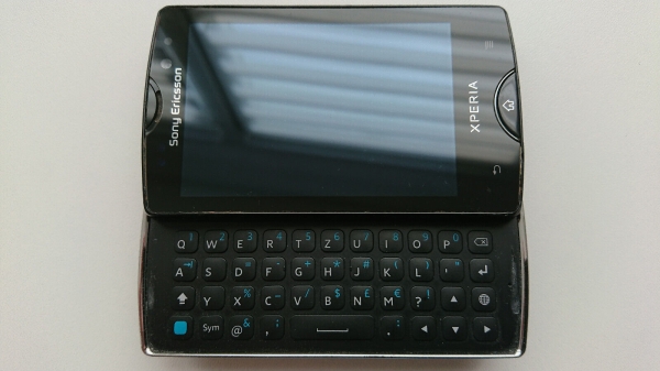 Sony Ericsson Xperia Mini Pro (SK17i) — Slider-Smartphone mit Hardware-Tastatur