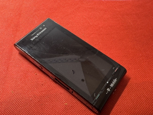 Sony Ericsson Satio U1i schwarz Smartphone (EE) Netzwerk