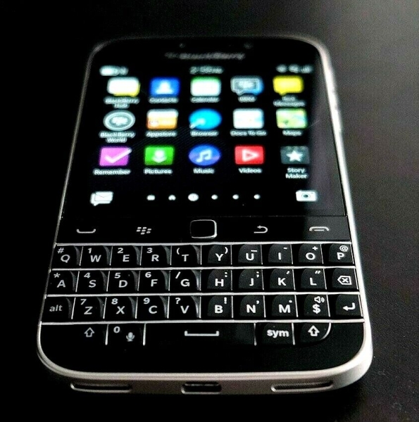 BlackBerry Classic Q20 16GB UNLOCKED GSM 4G LTE Keyboard Smartphone