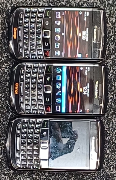 RESTPOSTEN 3 Stück BlackBerry Bold 9700 – 256 MB – Smartphone schwarz (entsperrt)