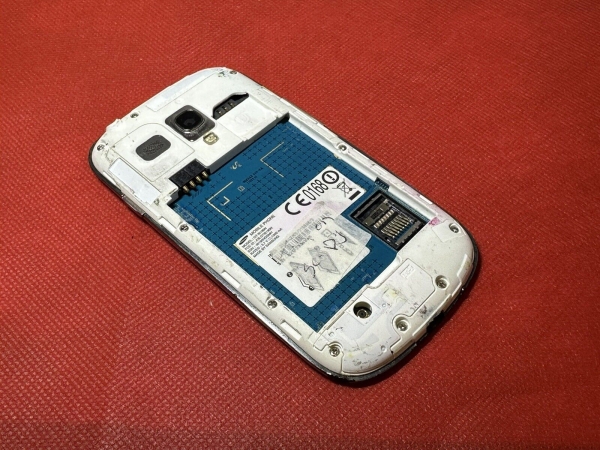 Defekt Samsung Galaxy S III Mini GT-GT-18200N Smartphone