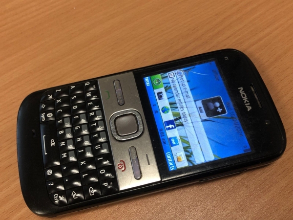 Nokia E5-00 Smartphone Handy (entsperrt) – schwarz silber QWERTY – mit Schaden