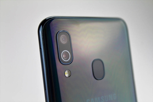 Samsung Galaxy A40 Android Smartphone 64GB LTE – 16MP Kamera – vom Händler