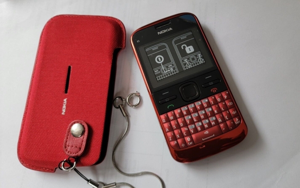 Nokia E5-00 Smartphone (entsperrt) – rot & schwarz